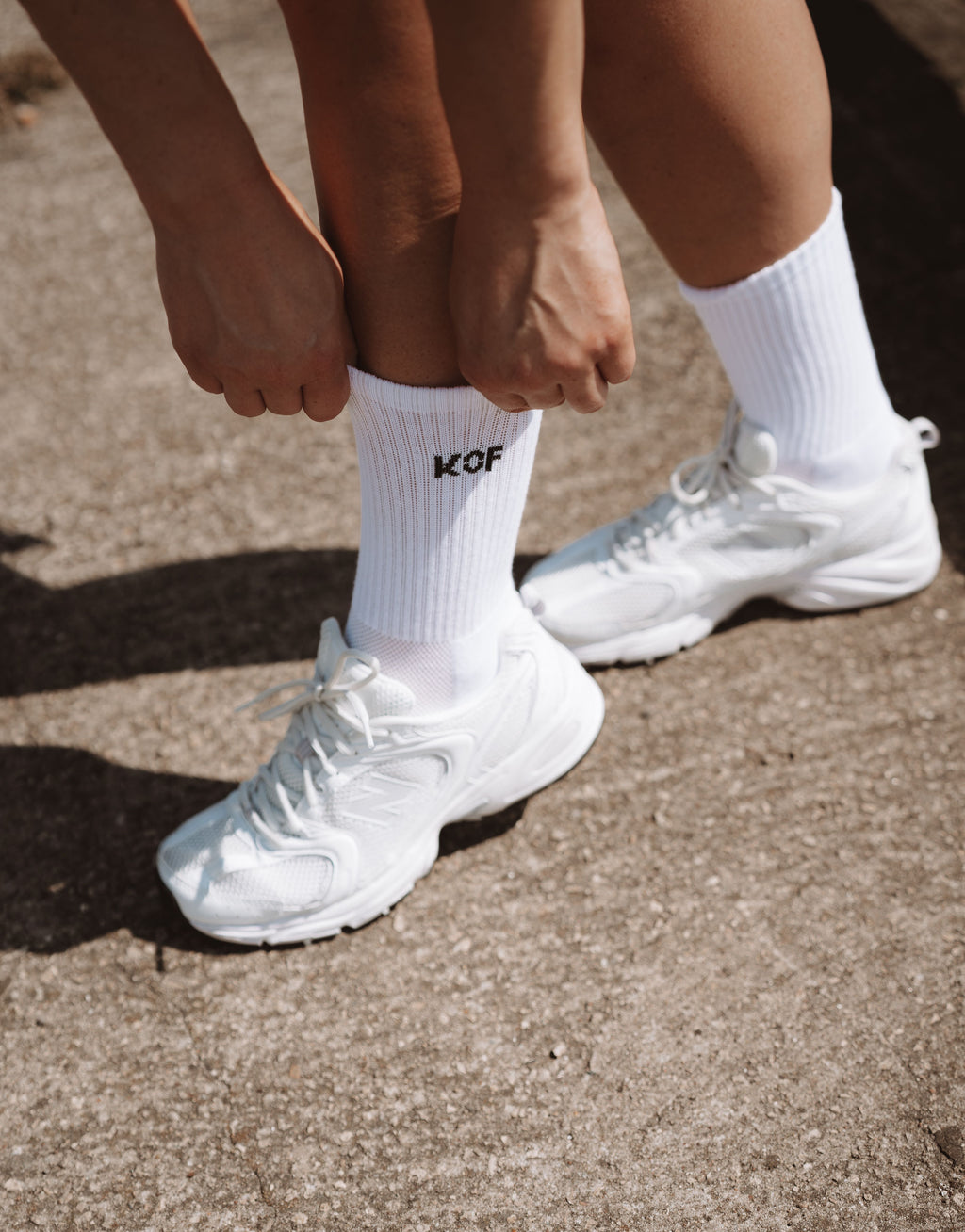 KOF Unisex zeķes baltas ar melnu uzrakstu OEKO-TEX®